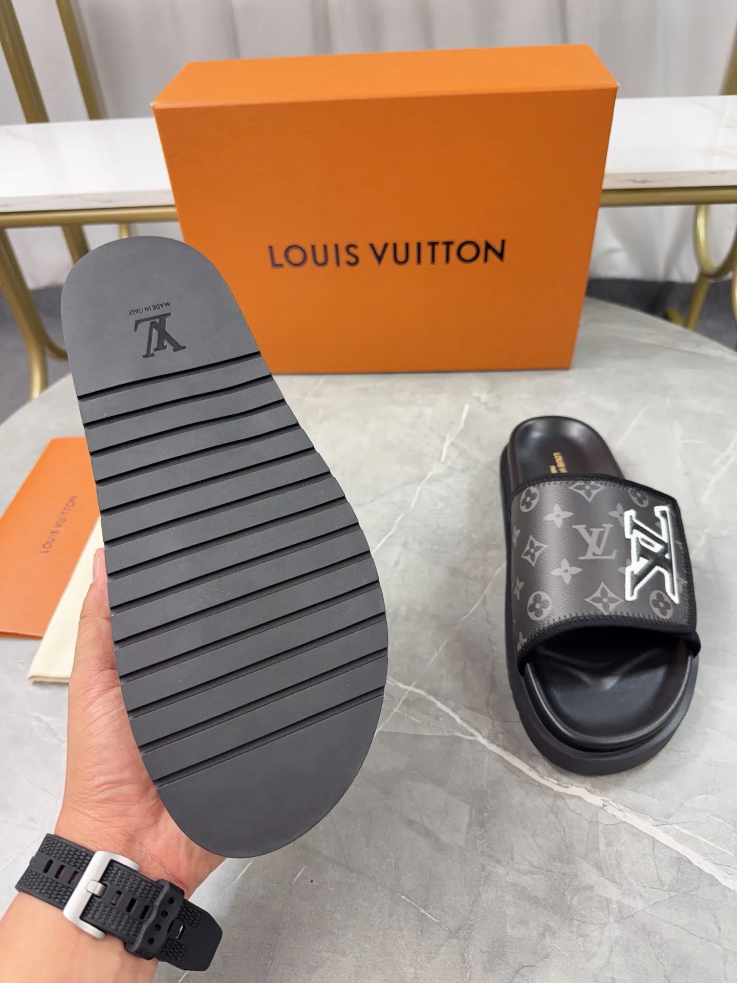 Men's Men's Shoes 💰380💰 🌈LV | Louis Vuitton ²⁰²³ 𝐬𝐬 🧡💚2025 Spring and Summer New Style Top Version‼ ️The original version is the same. The counter specializes in the latest straw slippers. Hard goods are new🆕 ❥Purchase level! Full of high-end feel! A popular model among bloggers at home and abroad, it’s retro and fashionable, and looks stunning on your feet! Mainly recommended models on the official website★ ━━━━━ ЅᏇєєt ━━━━━ ▪️Upper: original customized cowhide fabric ▪️Inner: cow lining ▪️Outsole: high-end rubber outsole ▪️Shoe size: 35-47 (46-47 customization is not returnable)